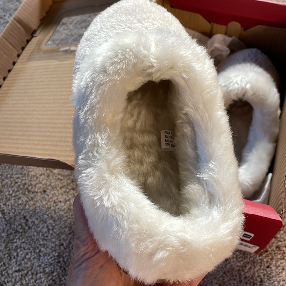 NWT cream thick warm faux fur slippers cruelty free 5 fits size 6 too - Picture 5 of 11